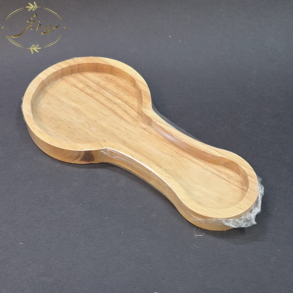 زیر ملاقه ای چوبی کنار گاز