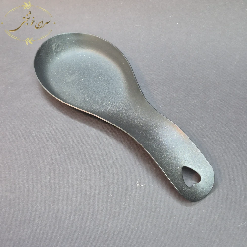 زیر ملاقه ای فلزی مشکی کنار گاز