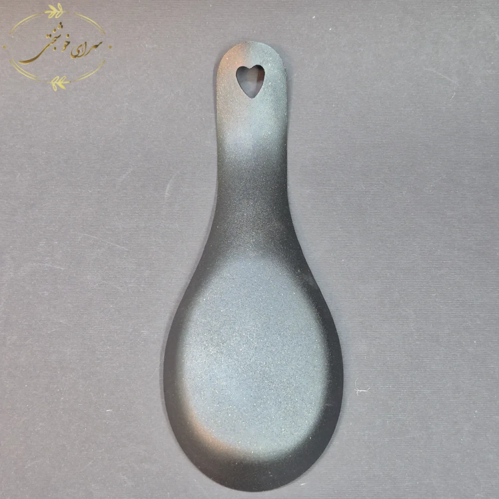 زیر ملاقه ای فلزی مشکی کنار گاز