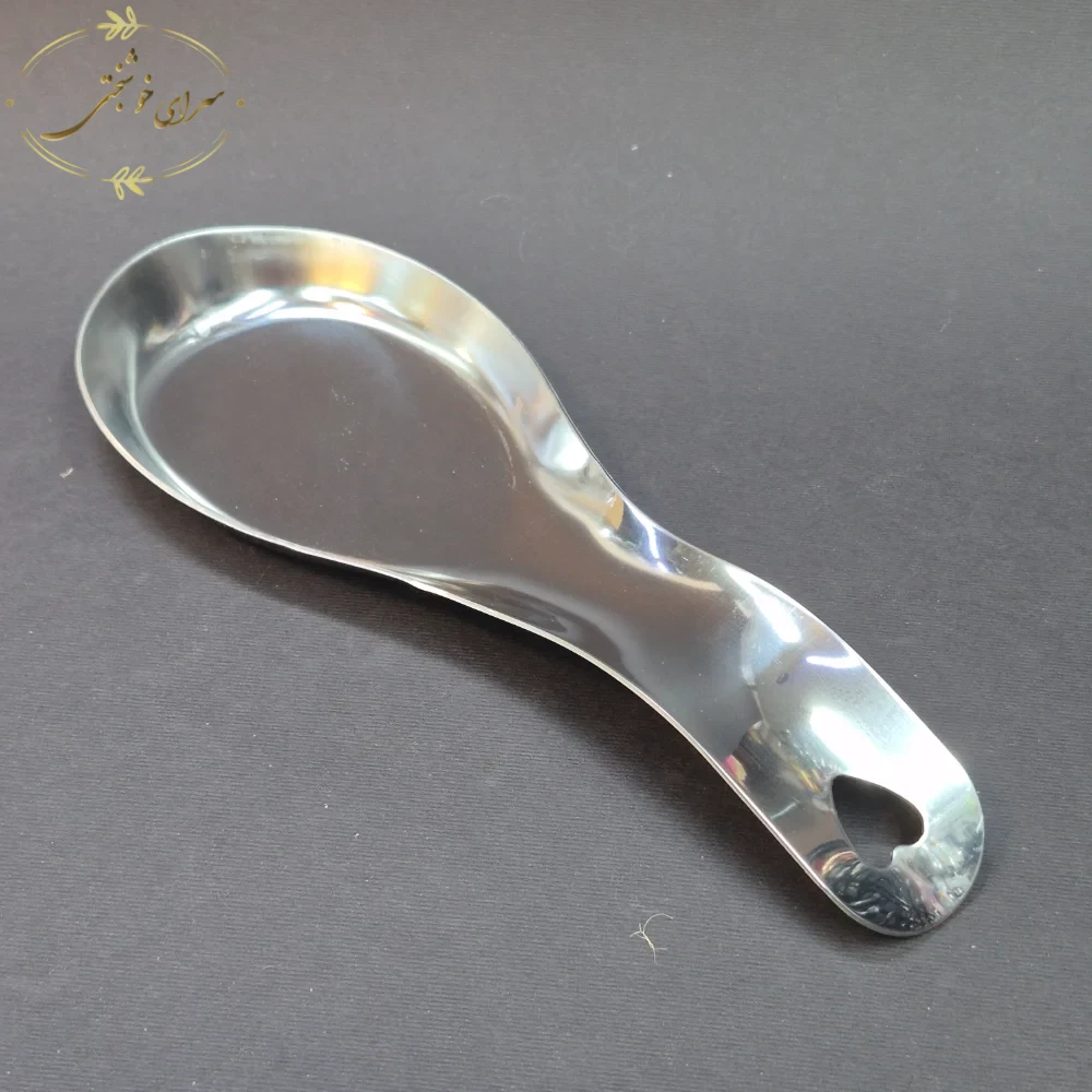 زیر ملاقه ای استیل کوچک کنار گاز